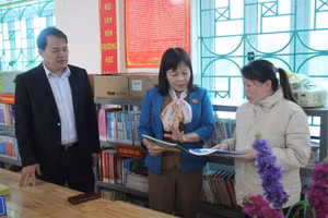 Đoàn giám sát làm việc tại Trường Phổ thông DTBT THCS Dào San.