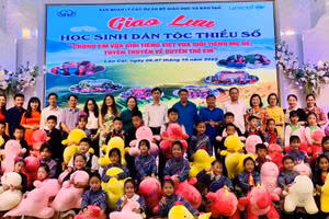 Học sinh và các đại biểu chụp ảnh lưu niệm.