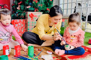 Cô Nguyễn Thị Việt Anh cùng trẻ tô tượng.