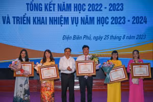 Thừa ủy quyền của Thủ tướng Chính phủ, ông Nguyễn Quang Hưng, Chủ tịch UBND TP. Điện Biên Phủ trao Bằng khen cho các tập thể, cá nhân.