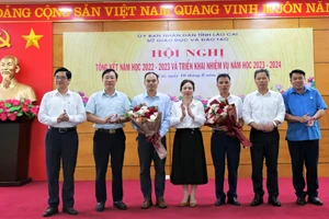 Sở GD&ĐT Lào Cai trao thưởng cho các tập thể có thành tích xuất sắc trong phong trào thi đua.