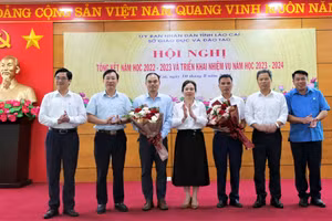 Sở GD&ĐT Lào Cai trao thưởng cho các tập thể có thành tích xuất sắc trong phong trào thi đua.