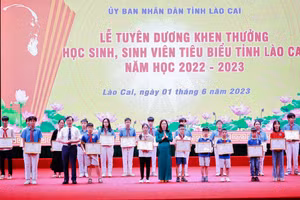 Các học sinh, sinh viên tiêu biểu được tuyên dương tại buổi lễ.