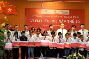 20 học sinh trên địa bàn huyện Điện Biên được trực tiếp trao học bổng "Vì em hiếu học".