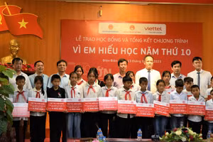 20 học sinh trên địa bàn huyện Điện Biên được trực tiếp trao học bổng "Vì em hiếu học".