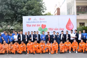 Cán bộ, công nhân Công ty Điện lực Điện Biên hưởng ứng Tuần lễ hồng EVN. 