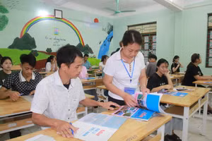 Kiểm tra vật dụng thí sinh mang vào phòng thi tại Điểm thi trường PTDTNT huyện Phong Thổ.