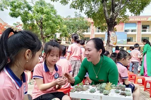 Cô trò trường Tiểu học Bắc Cường trong Ngày hội "Đổi phế liệu lấy cây xanh".