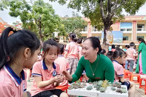Cô trò trường Tiểu học Bắc Cường trong Ngày hội "Đổi phế liệu lấy cây xanh".