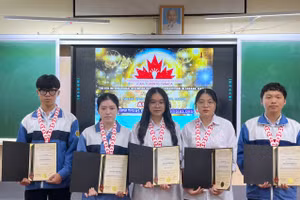 Những học sinh trường THPT Chuyên Lào Cai tham dự cuộc thi Sáng tạo Sáng chế Quốc tế.