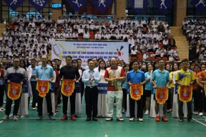 Trao cờ lưu niệm cho các đơn vị tham gia giải đấu.