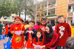 Cô Nguyễn Thị Lan Anh chụp ảnh cùng học sinh tiểu học Hoàng Văn Thụ trong Gala "Tết Việt thời công nghệ".