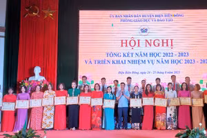 Tập thể và cá nhân được các cấp biểu dương, khen thưởng có thành tích xuất sắc trong thực hiện nhiệm vụ năm học.