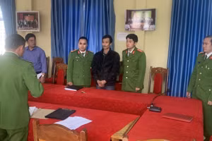 Cơ quan Cảnh sát điều tra, Công an huyện Sìn Hồ đọc lệnh bắt tạm giam để điều tra với đối tượng Vũ Duy Biên.