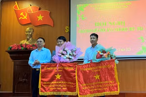 Đại diện 2 trường THPT nhận Cờ thi đua của UBND tỉnh Điện Biên.