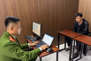 Nguyễn Tuấn Anh (áo đen) bị Công an tỉnh Điện Biên bắt giữ.