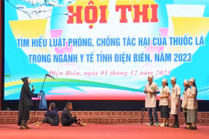 Màn chào hỏi của đội thi Trung tâm Y tế huyện Nậm Pồ.