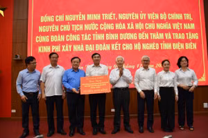 Nguyên Chủ tịch nước Nguyễn Minh Triết cùng lãnh đạo tỉnh Bình Dương trao kinh phí hỗ trợ xây dựng 200 căn nhà Đại đoàn kết cho hộ nghèo tỉnh Điện Biên. 