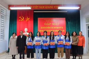 Sở GD&ĐT Lai Châu tặng quà động viên học sinh đội tuyển môn Ngữ văn.