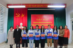 Sở GD&ĐT Lai Châu tặng quà động viên học sinh đội tuyển môn Ngữ văn.