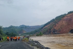 Lực lượng chức năng huy động người và phương tiện tìm kiếm nạn nhân bị mất tích.