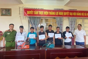 6 đối tượng khai thác gỗ tại khu vực rừng phòng hộ thuộc địa phận bản Trung Tâm, xã Hố Mít.