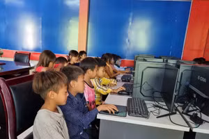 Học sinh trường PTDTBT Tiểu học xã Pa Ủ hứng thú sử dụng máy tính.