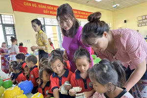 Các cơ sở giáo dục "mổ lợn" tiết kiệm nhân ngày khai giảng năm học mới. 