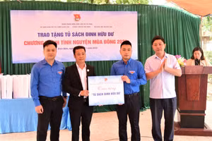 Trao tặng “Tủ sách Đinh Hữu Dư” tại Trường Tiểu học Ngối Cáy, huyện Mường Ảng.