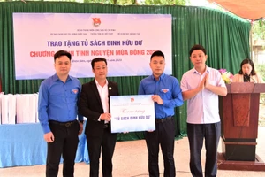 Trao tặng “Tủ sách Đinh Hữu Dư” tại Trường Tiểu học Ngối Cáy, huyện Mường Ảng.