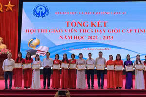 Lãnh đạo Sở GD&ĐT Lào Cai trao giải cho các giáo viên tại Hội thi.