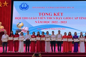 Lãnh đạo Sở GD&ĐT Lào Cai trao giải cho các giáo viên tại Hội thi.