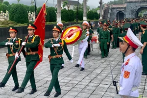 An táng hài cốt liệt sỹ quân tình nguyện Việt Nam hy sinh tại Lào ở Nghĩa trang Liệt sĩ Tông Khao.