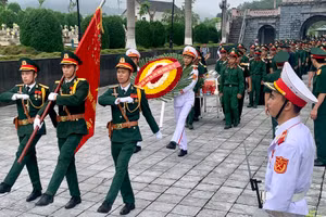 An táng hài cốt liệt sỹ quân tình nguyện Việt Nam hy sinh tại Lào ở Nghĩa trang Liệt sĩ Tông Khao.