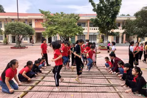 Học sinh trường Tiểu học thị trấn Than Uyên cùng nhau nhảy sạp.