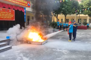 Học sinh trường THCS Bình Minh thực hành chữa cháy.