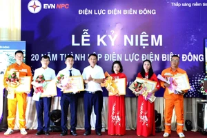 Công ty Điện lực Điện Biên tặng Giấy khen cho cá nhân có thành tích xuất sắc trong việc thực hiện nhiệm vụ.