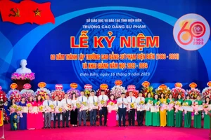 Các đại biểu chụp ảnh nhân Kỷ niệm 60 năm thành lập trường CĐSP Điện Biên.