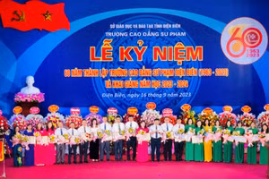 Các đại biểu chụp ảnh nhân Kỷ niệm 60 năm thành lập trường CĐSP Điện Biên.