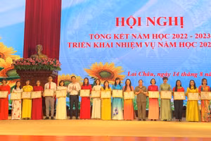 Khen thưởng các tập thể, cá nhân có thành tích xuất sắc trong năm học.