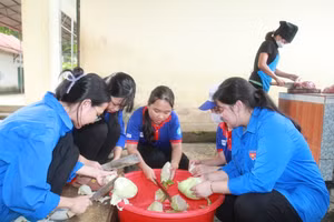 Đội tiếp sức mùa thi hỗ trợ nấu ăn tại trường PTDTNT huyện Mường Tè.