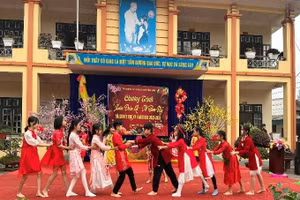 Học sinh trường Tiểu học Duyên Hải, thành phố Lào Cai vui trong chương trình “Xuân đoàn kết - Tết sum vầy 2023”.