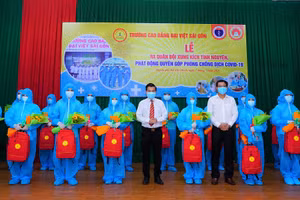 Trường Cao đẳng Đại Việt Sài Gòn tại lễ ra quân cho đội xung kích tình nguyện vào tâm dịch