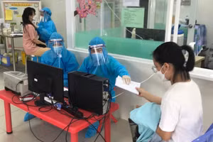 Sinh viên ở KTX Trường ĐH Bách khoa TPHCM đi tiêm vắc xin phòng Covid-19