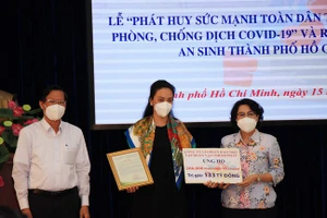 Đại diện Thành ủy TPHCM, Ủy ban MTTQ Việt Nam TPHCM tiếp nhận sự ủng hộ từ Doanh nghiệp cho Trung tâm tại lễ ra mắt