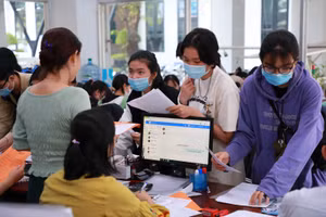 Thí sinh nộp hồ sơ xét tuyển học bạ vào Trường ĐH Công nghiệp Thực phẩm TPHCM