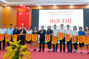 Giám đốc Sở Giáo dục và Đào tạo Phú Thọ Nguyễn Văn Mạnh và lãnh đạo Công đoàn ngành trao cờ lưu niệm cho các đơn vị tham gia hội thi.