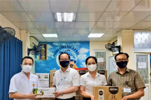PGS.TS. Trần Minh Điển, GĐ Bệnh viện Nhi Trung ương, trao quà tặng của Nestlé tới y, bác sỹ, cán bộ khoa Xét nghiệm của Bệnh viện