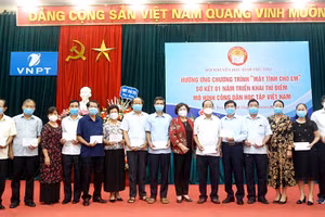 Lãnh đạo Hội Khuyến học tỉnh khen thưởng các cán bộ khuyến học tiêu biểu