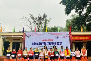 Đại diện Khoa Công tác xã hội, Học viện Thanh thiếu niên Việt Nam trao tặng quà cho các em học sinh.